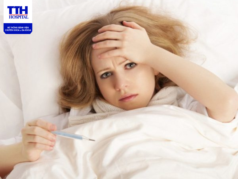 Sốt virus ở người lớn có thể gây viêm, sưng và thu hẹp cổ họng